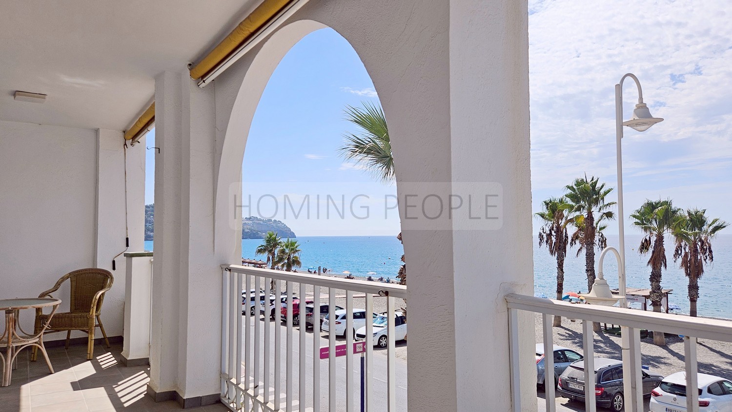 Seafront flat with a splendid terrace facing the beach ! Parking space available