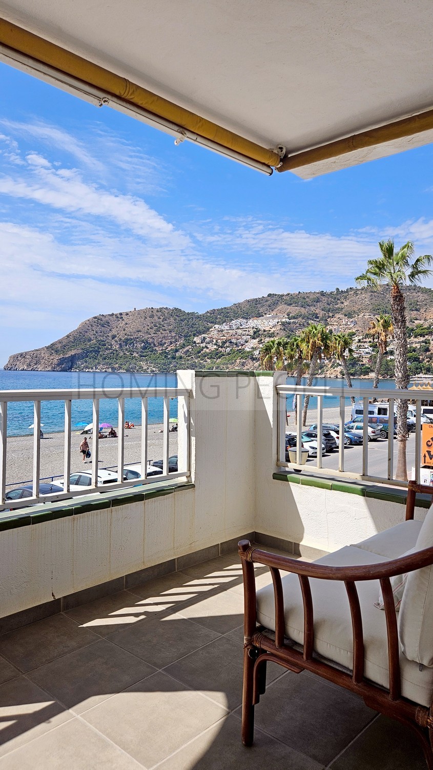 Seafront flat with a splendid terrace facing the beach ! Parking space available