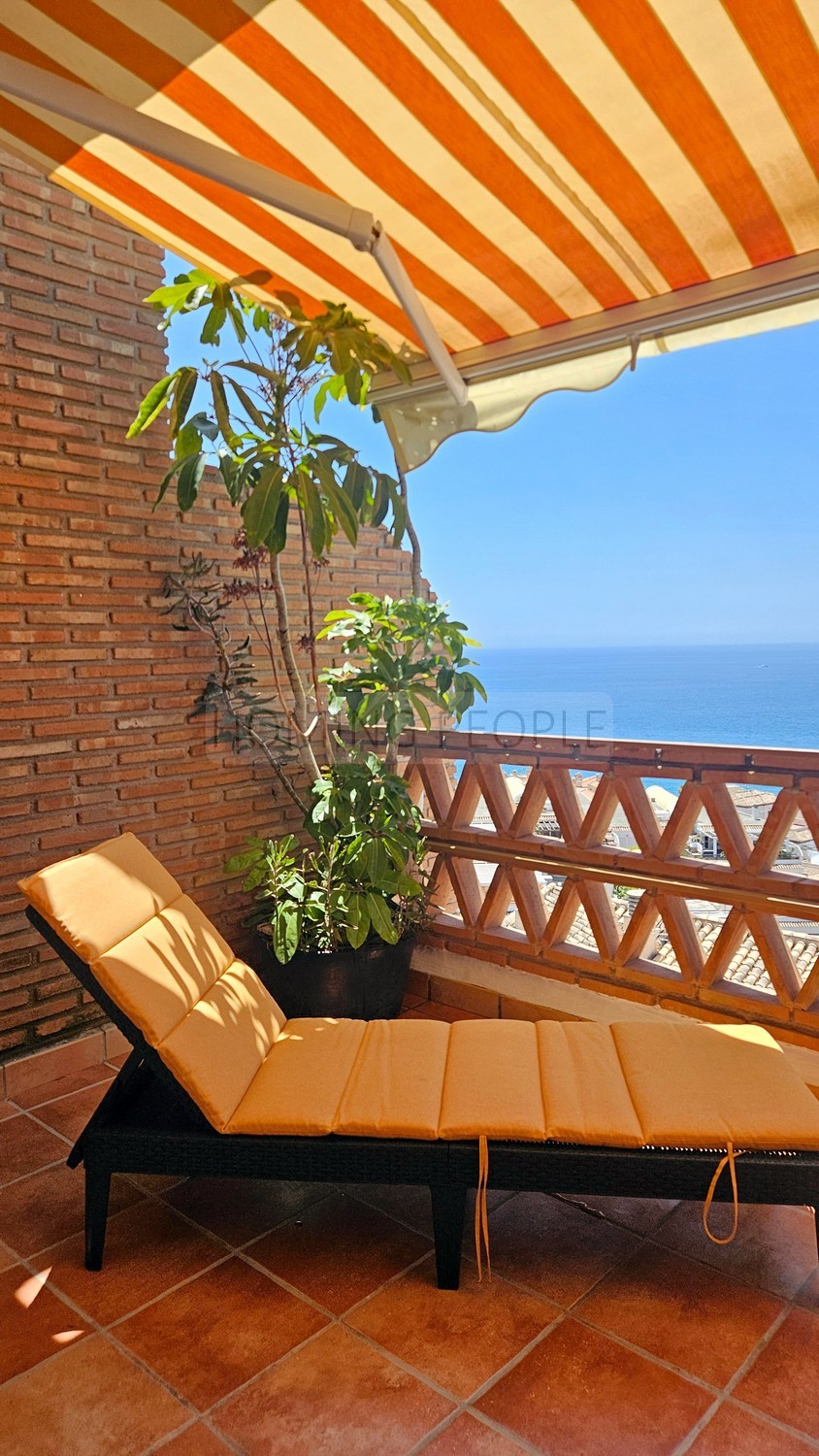 Espléndida casa con vistas panorámicas a la bahía: Privacidad, cochera y cerca de la playa.