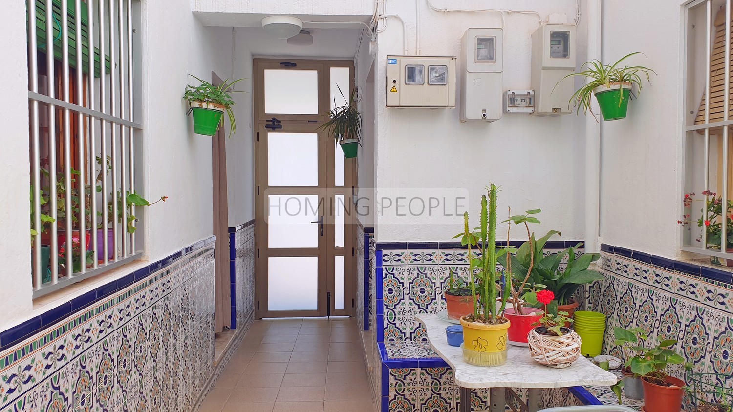 Central, spacious, quiet and close to the beach. Roof terrace!