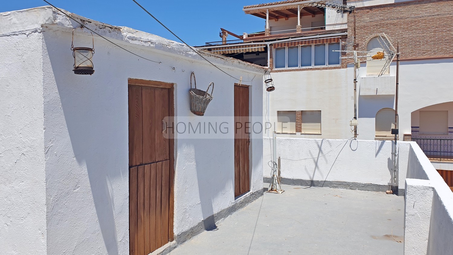 Central, spacious, quiet and close to the beach. Roof terrace!