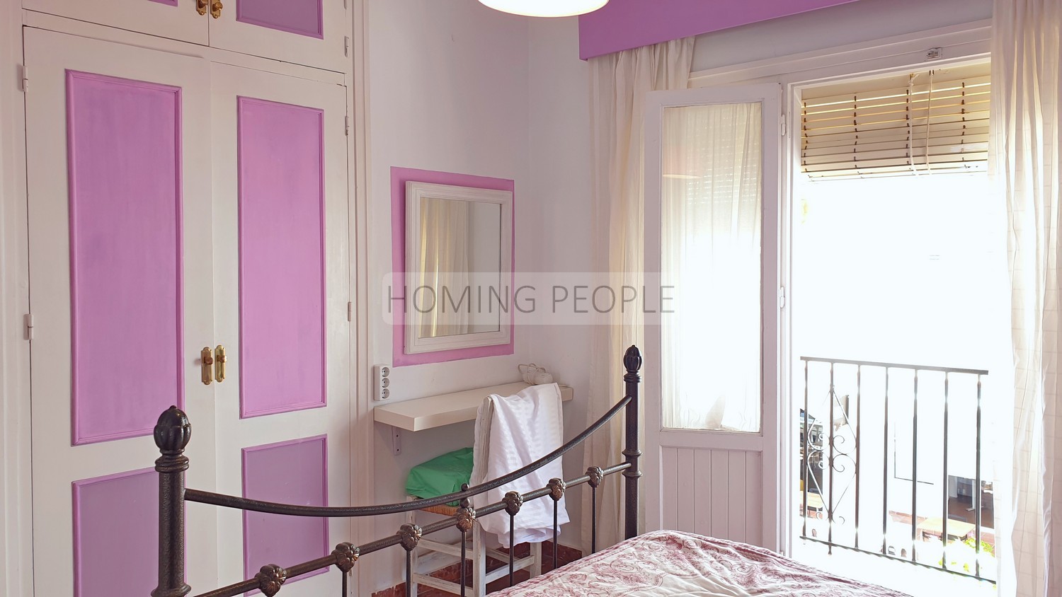 Central, spacious, quiet and close to the beach. Roof terrace!