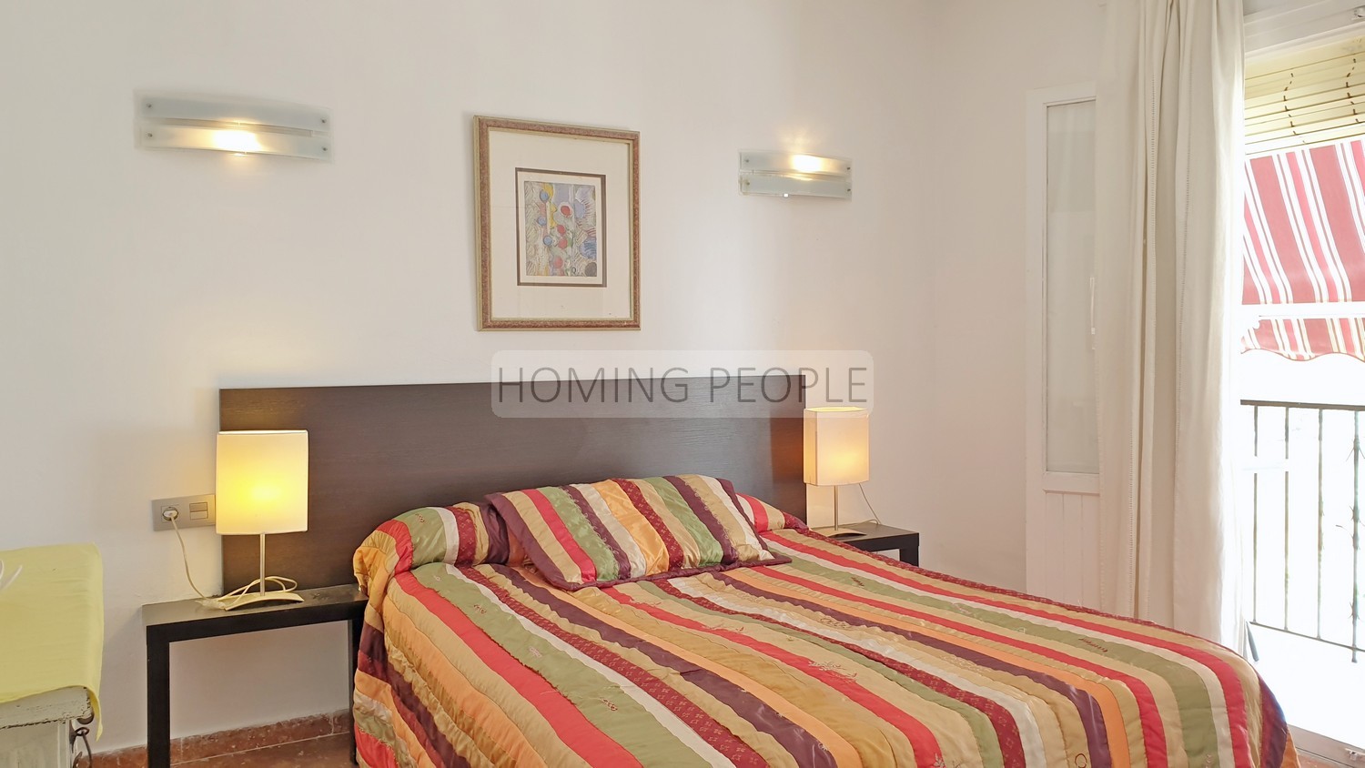 Central, spacious, quiet and close to the beach. Roof terrace!