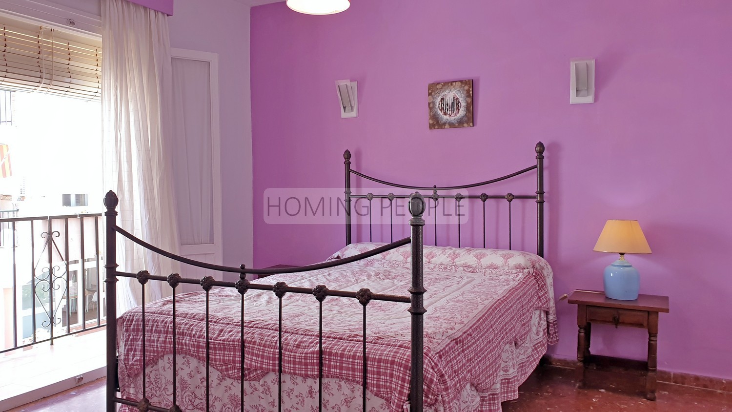 Central, spacious, quiet and close to the beach. Roof terrace!