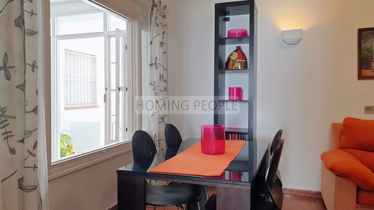Central, spacious, quiet and close to the beach. Roof terrace!