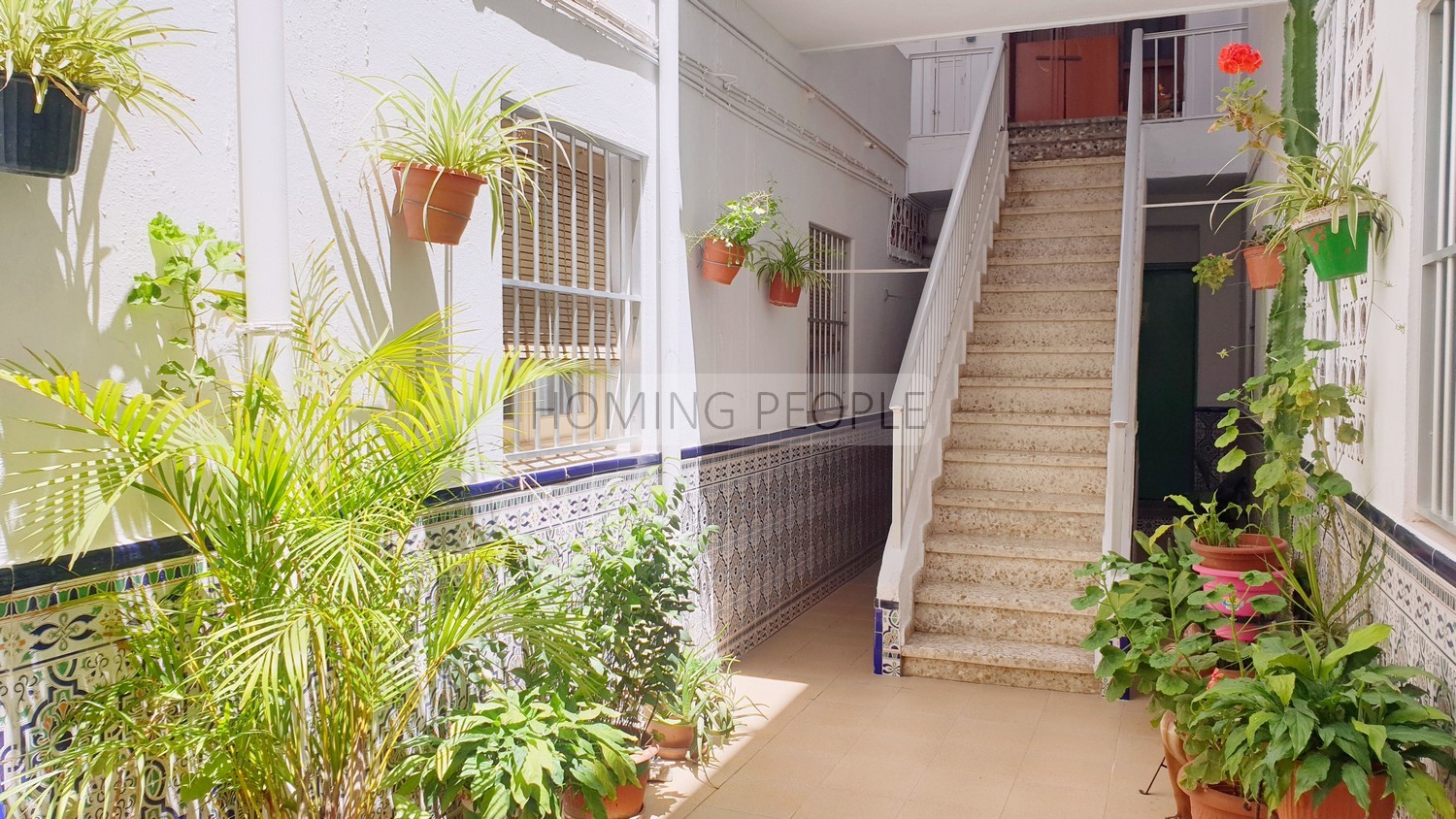 Central, spacious, quiet and close to the beach. Roof terrace!