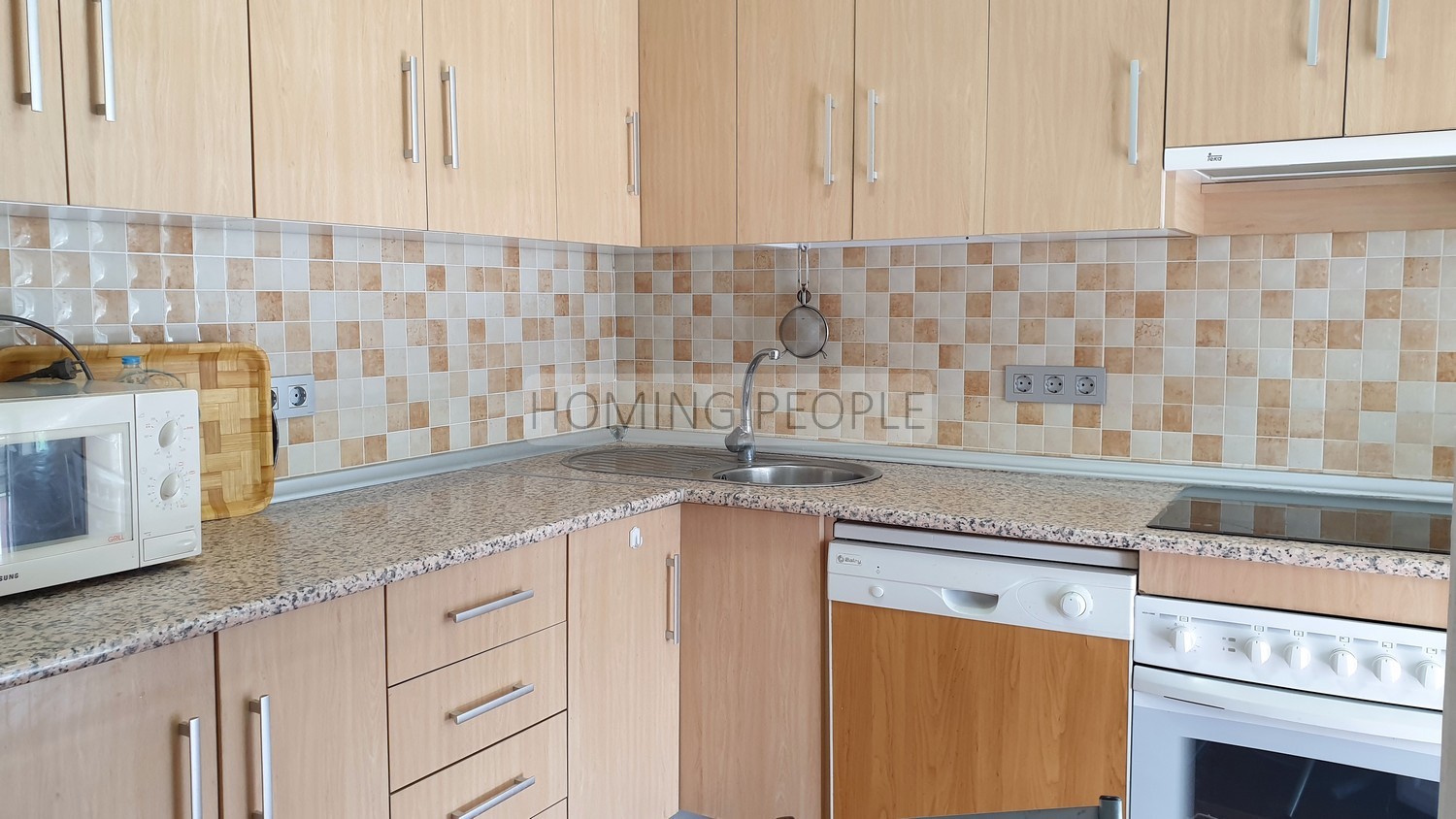 Central, spacious, quiet and close to the beach. Roof terrace!