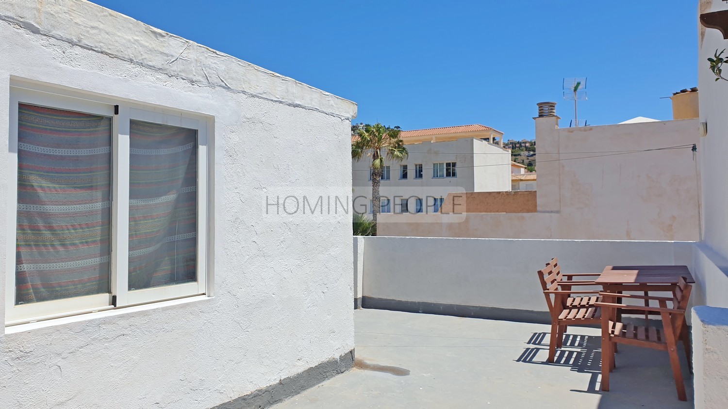 Central, spacious, quiet and close to the beach. Roof terrace!