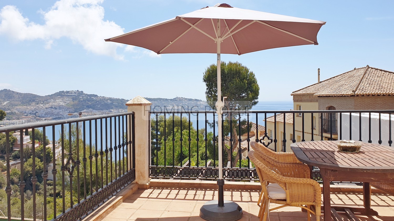 Casa familiar luminosa, con terrazas, aparcamiento privado... y unas preciosas vistas a la bahía !