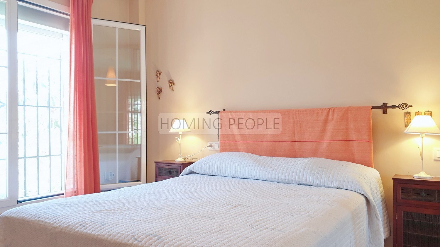 Casa familiar luminosa, con terrazas, aparcamiento privado... y unas preciosas vistas a la bahía !