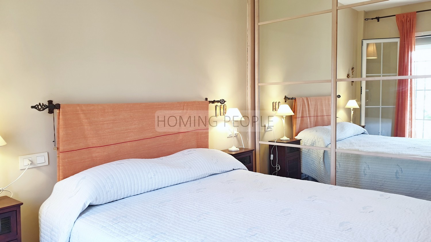 Casa familiar luminosa, con terrazas, aparcamiento privado... y unas preciosas vistas a la bahía !