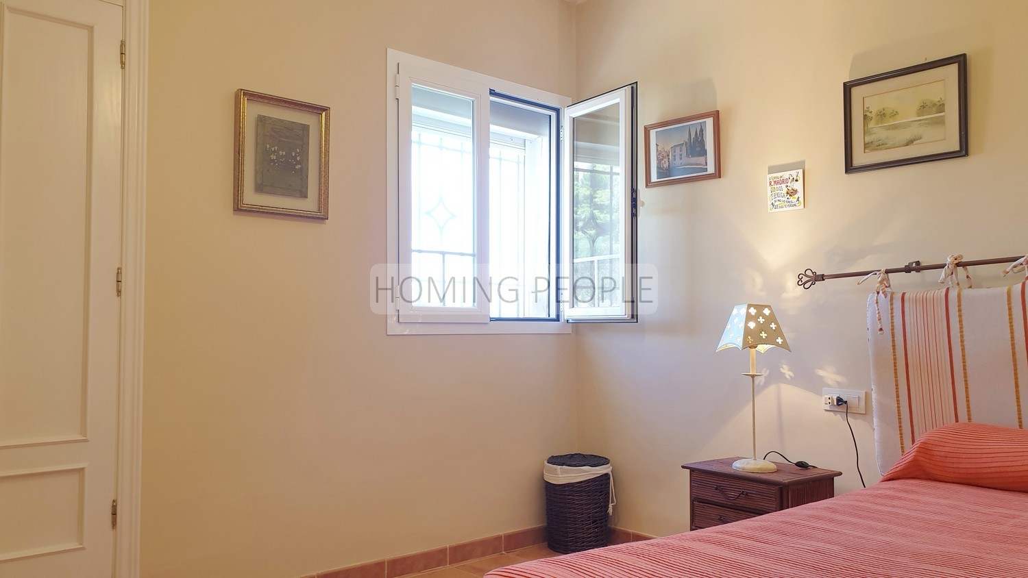 Casa familiar luminosa, con terrazas, aparcamiento privado... y unas preciosas vistas a la bahía !