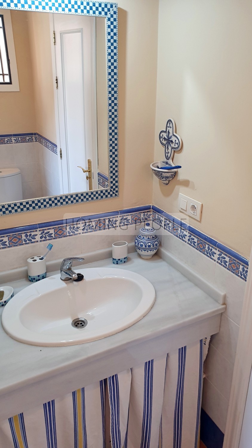 Casa familiar luminosa, con terrazas, aparcamiento privado... y unas preciosas vistas a la bahía !