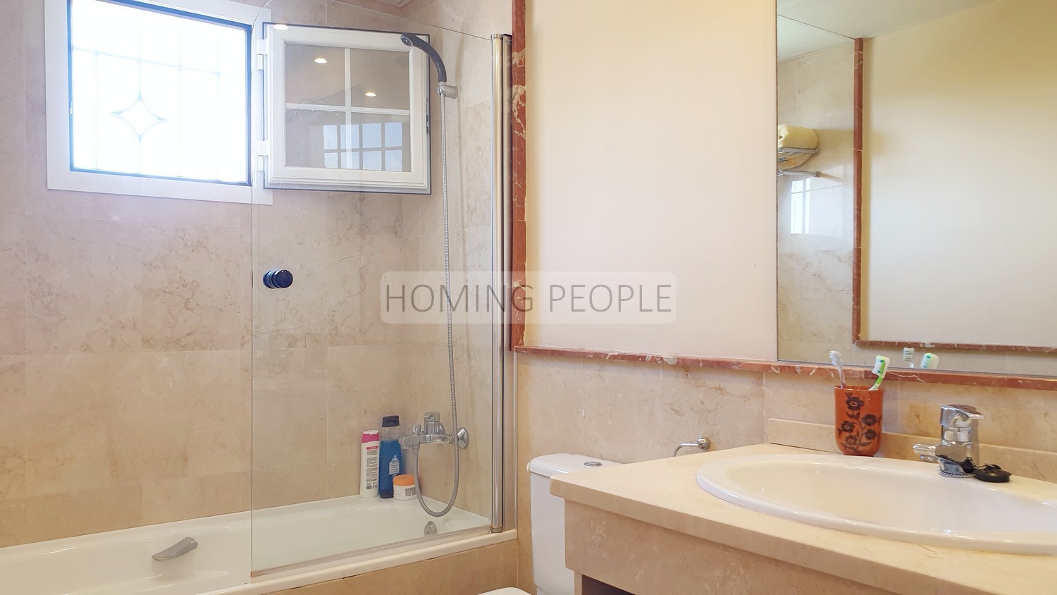 Casa familiar luminosa, con terrazas, aparcamiento privado... y unas preciosas vistas a la bahía !