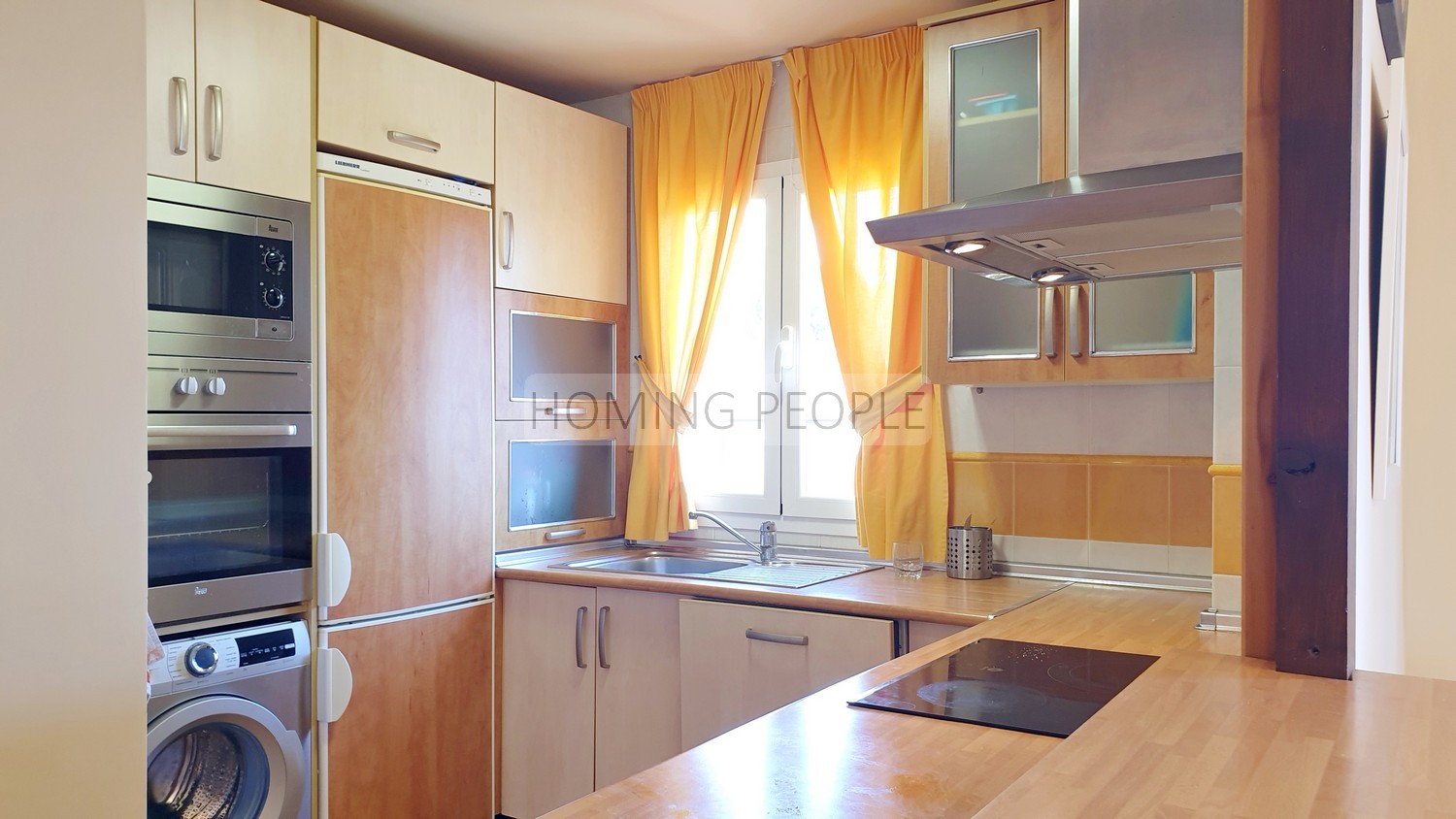 Casa familiar luminosa, con terrazas, aparcamiento privado... y unas preciosas vistas a la bahía !