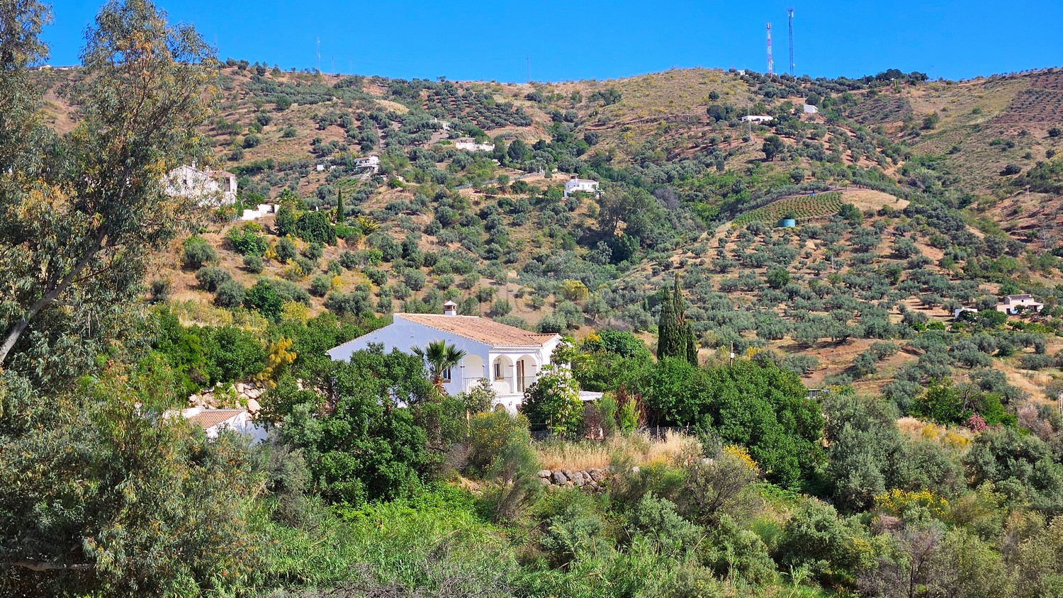 Large country villa with pool, close to lake, mountains and the sea