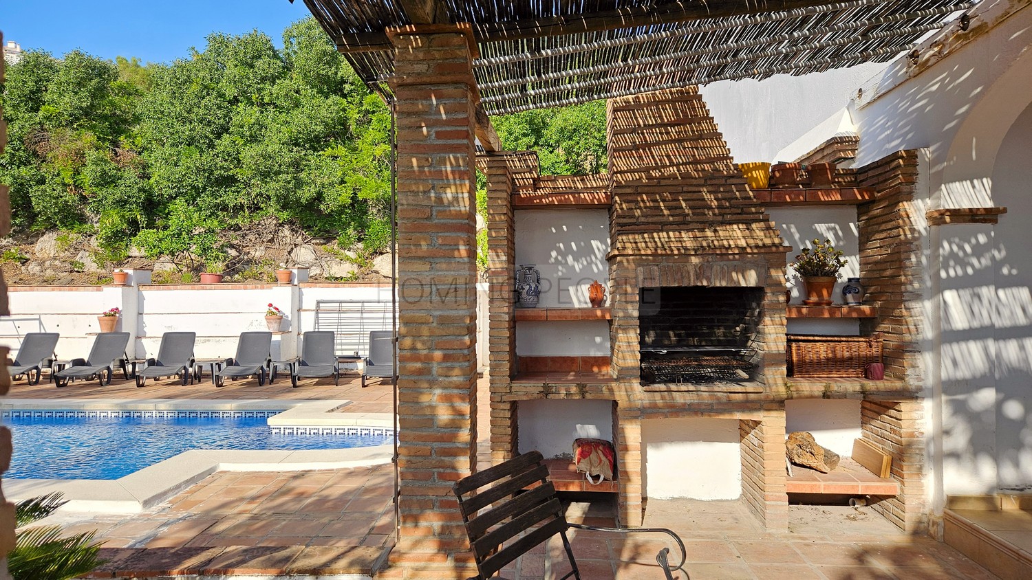 Large country villa with pool, close to lake, mountains and the sea