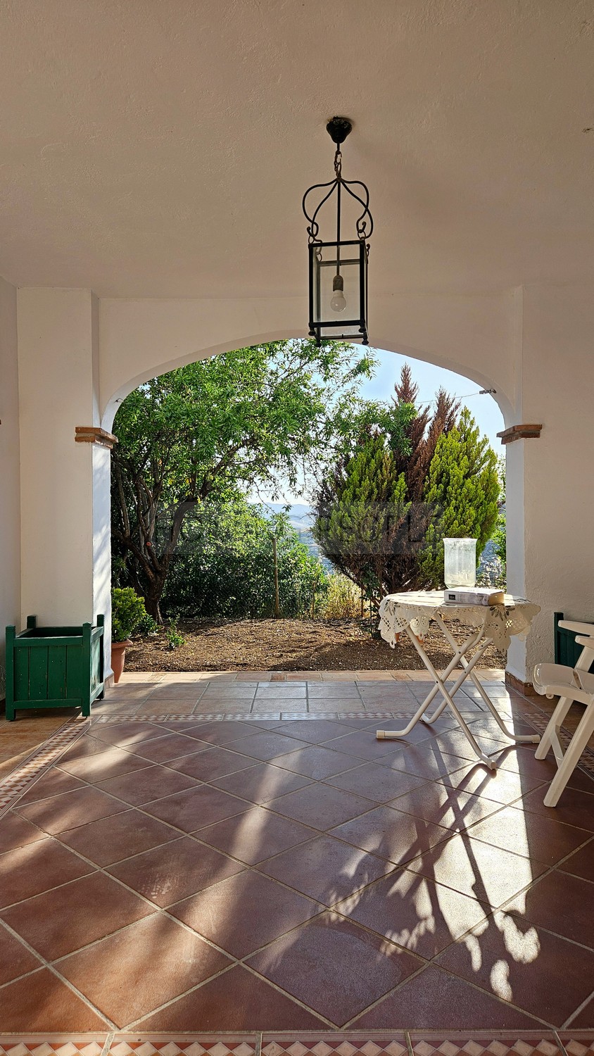 Large country villa with pool, close to lake, mountains and the sea