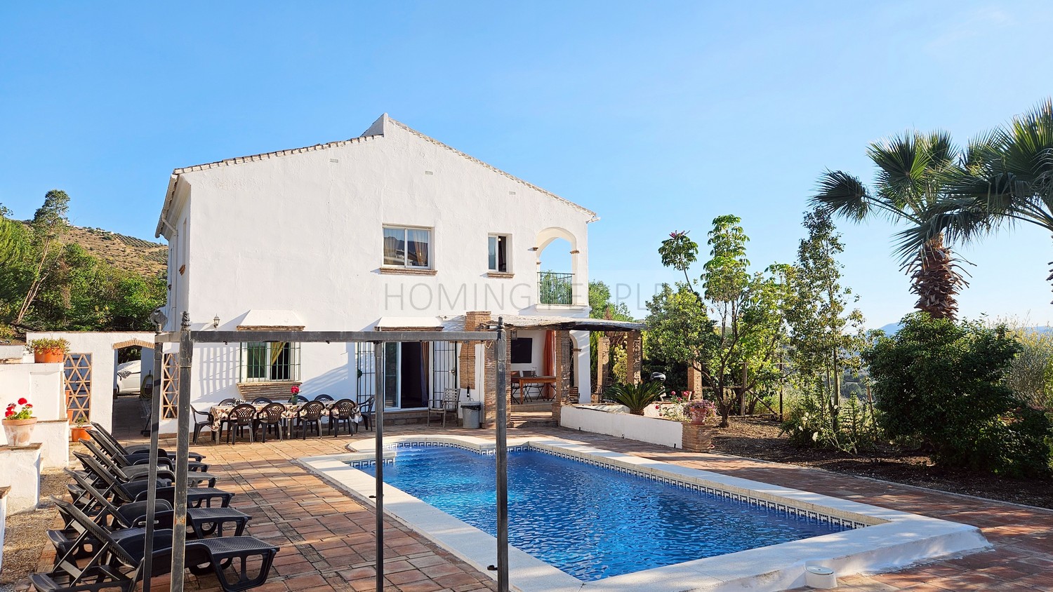 Large country villa with pool, close to lake, mountains and the sea