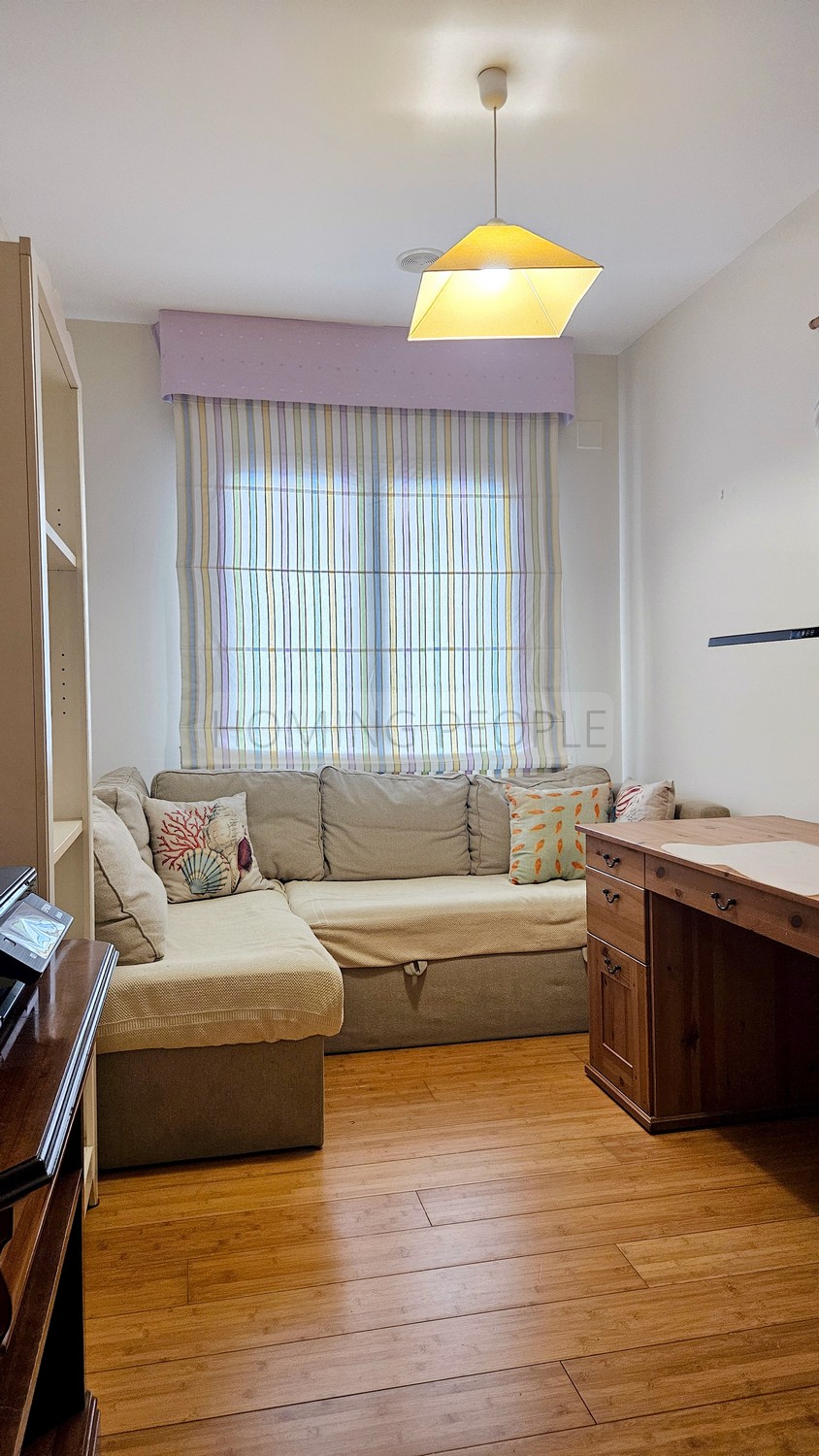 Bright and good quality flat: Spacious and close to the beach and shops.