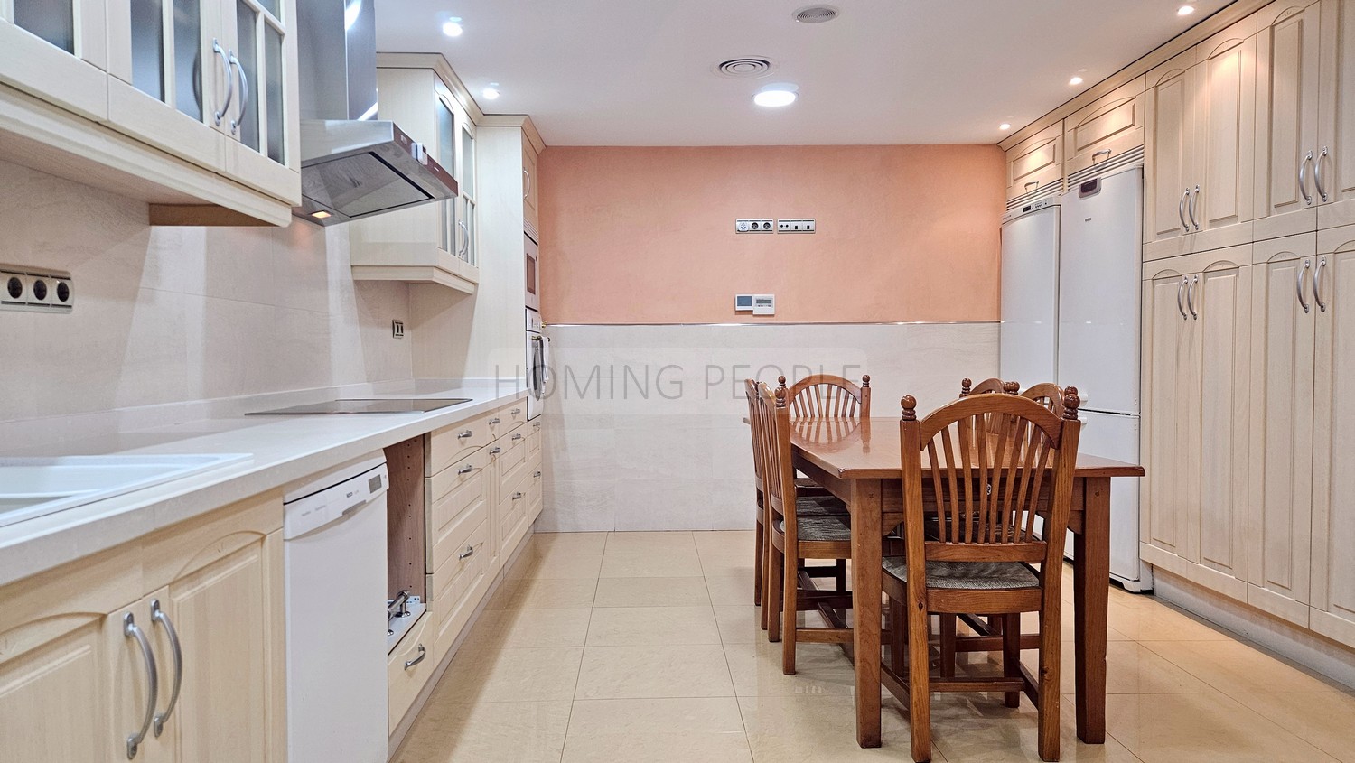 Bright and good quality flat: Spacious and close to the beach and shops.