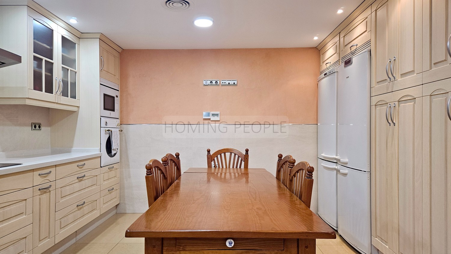 Bright and good quality flat: Spacious and close to the beach and shops.