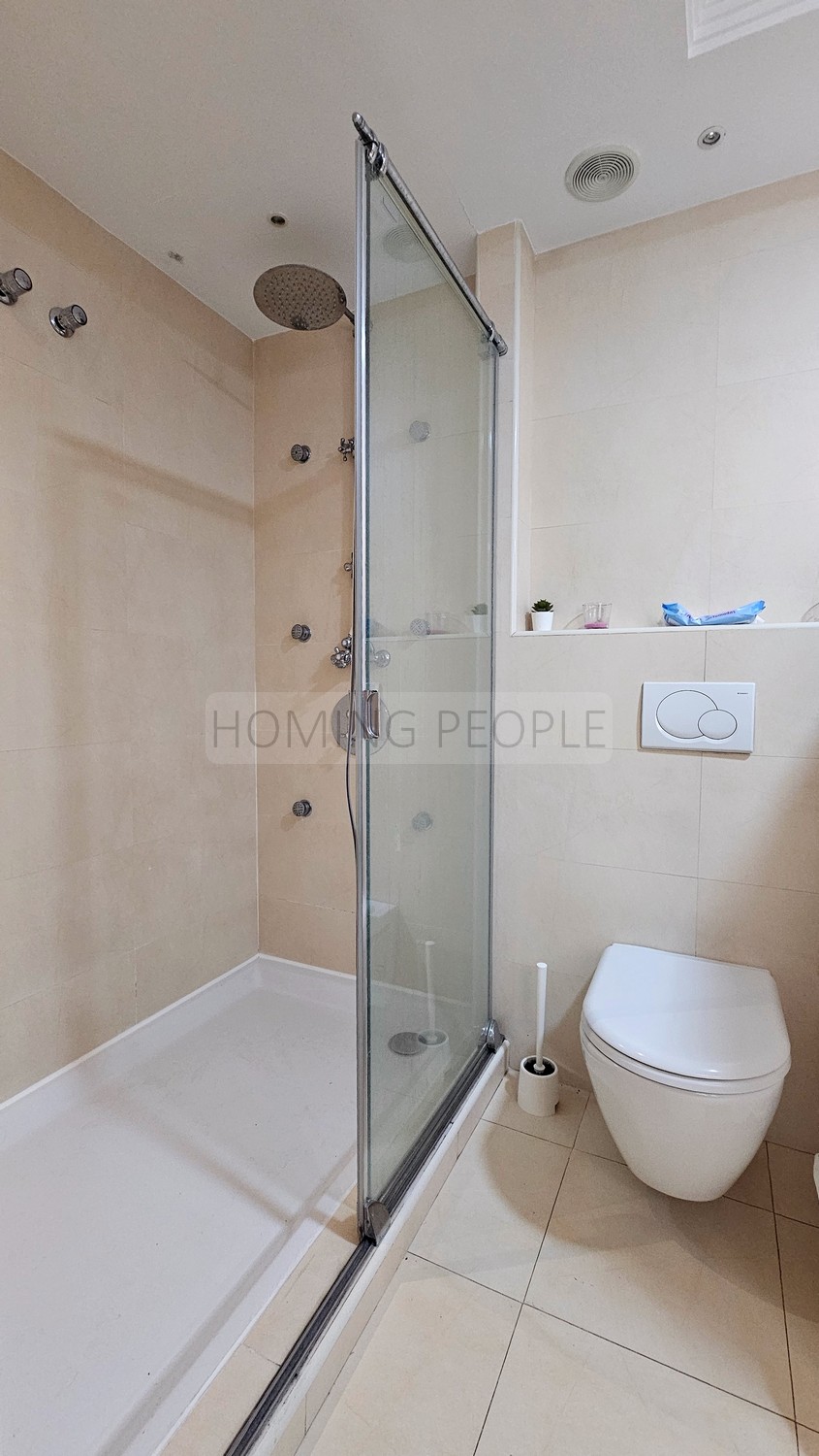 Bright and good quality flat: Spacious and close to the beach and shops.