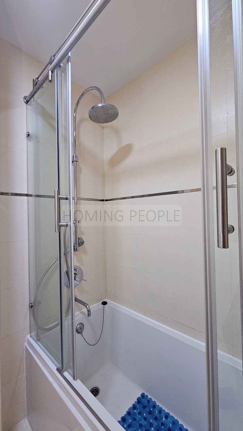 Bright and good quality flat: Spacious and close to the beach and shops.