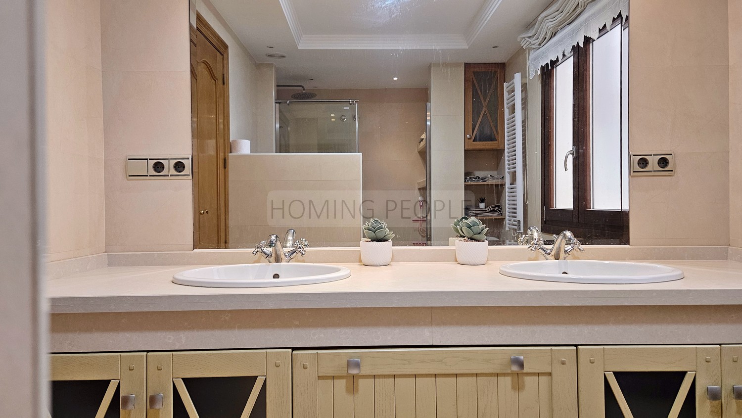 Bright and good quality flat: Spacious and close to the beach and shops.