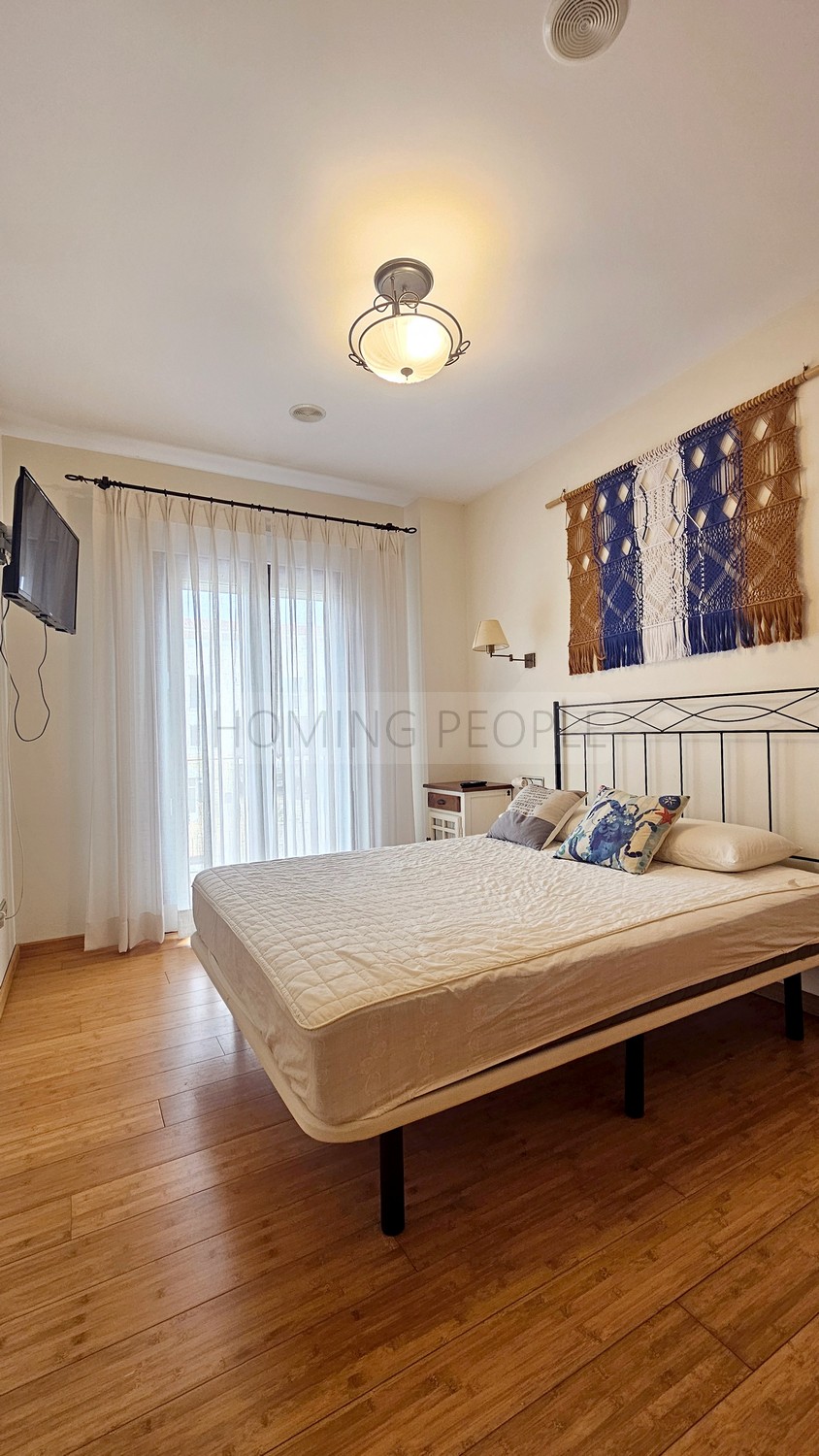 Bright and good quality flat: Spacious and close to the beach and shops.