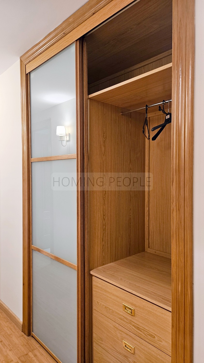 Bright and good quality flat: Spacious and close to the beach and shops.