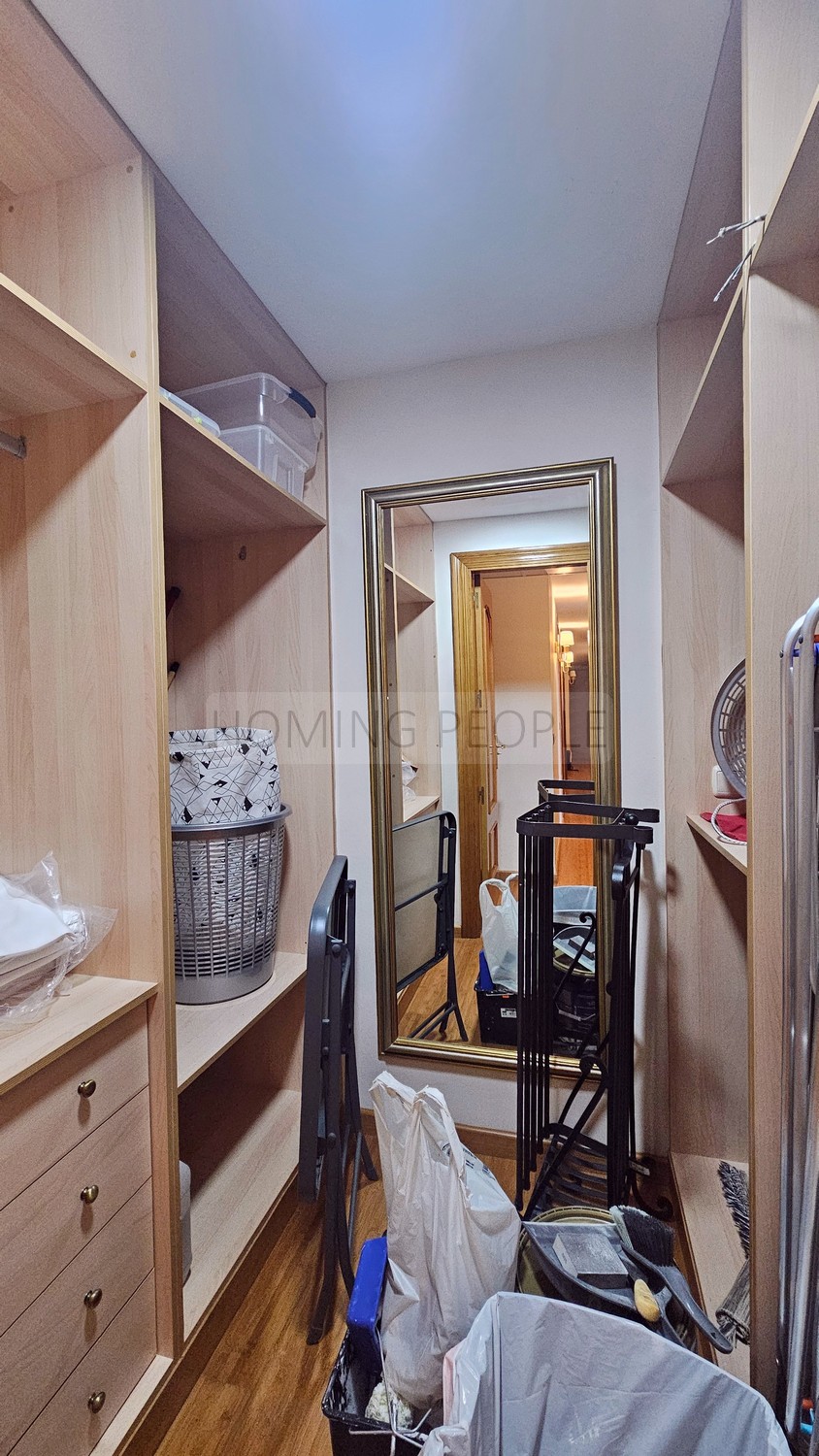 Bright and good quality flat: Spacious and close to the beach and shops.