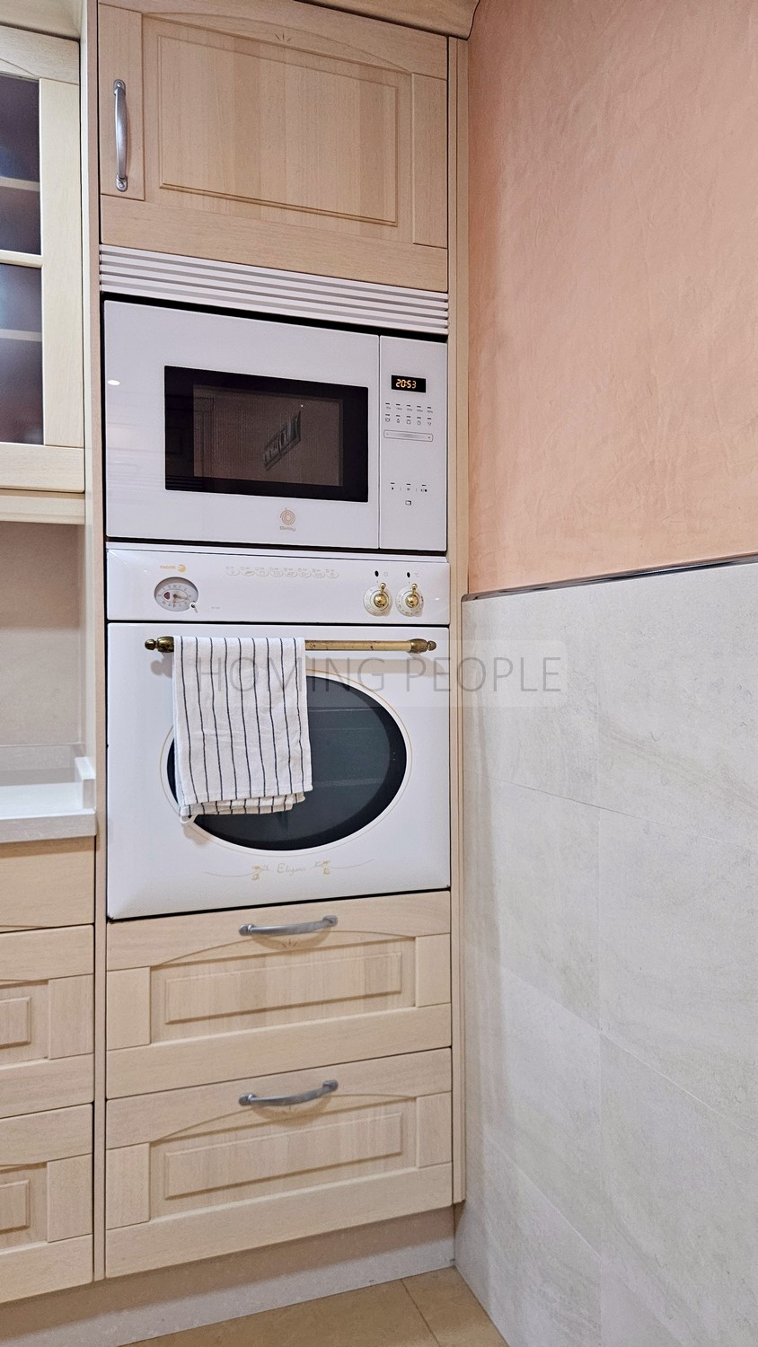 Bright and good quality flat: Spacious and close to the beach and shops.