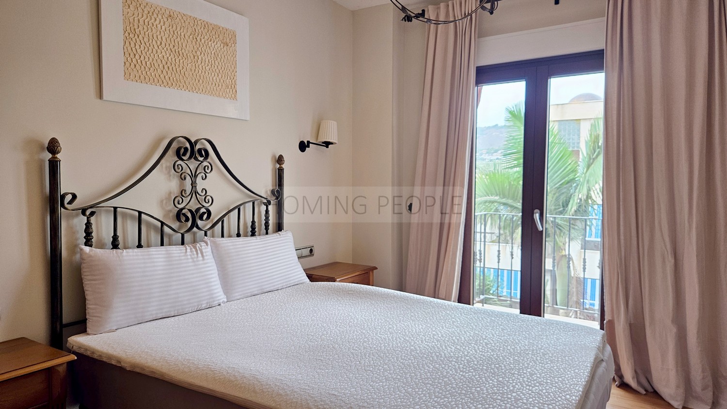Bright and good quality flat: Spacious and close to the beach and shops.