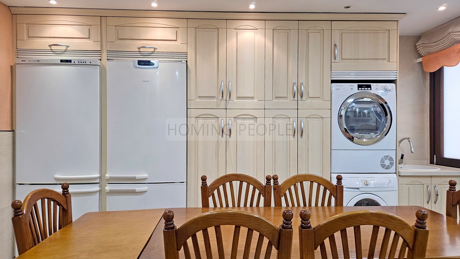 Bright and good quality flat: Spacious and close to the beach and shops.