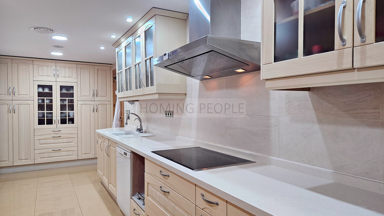 Bright and good quality flat: Spacious and close to the beach and shops.