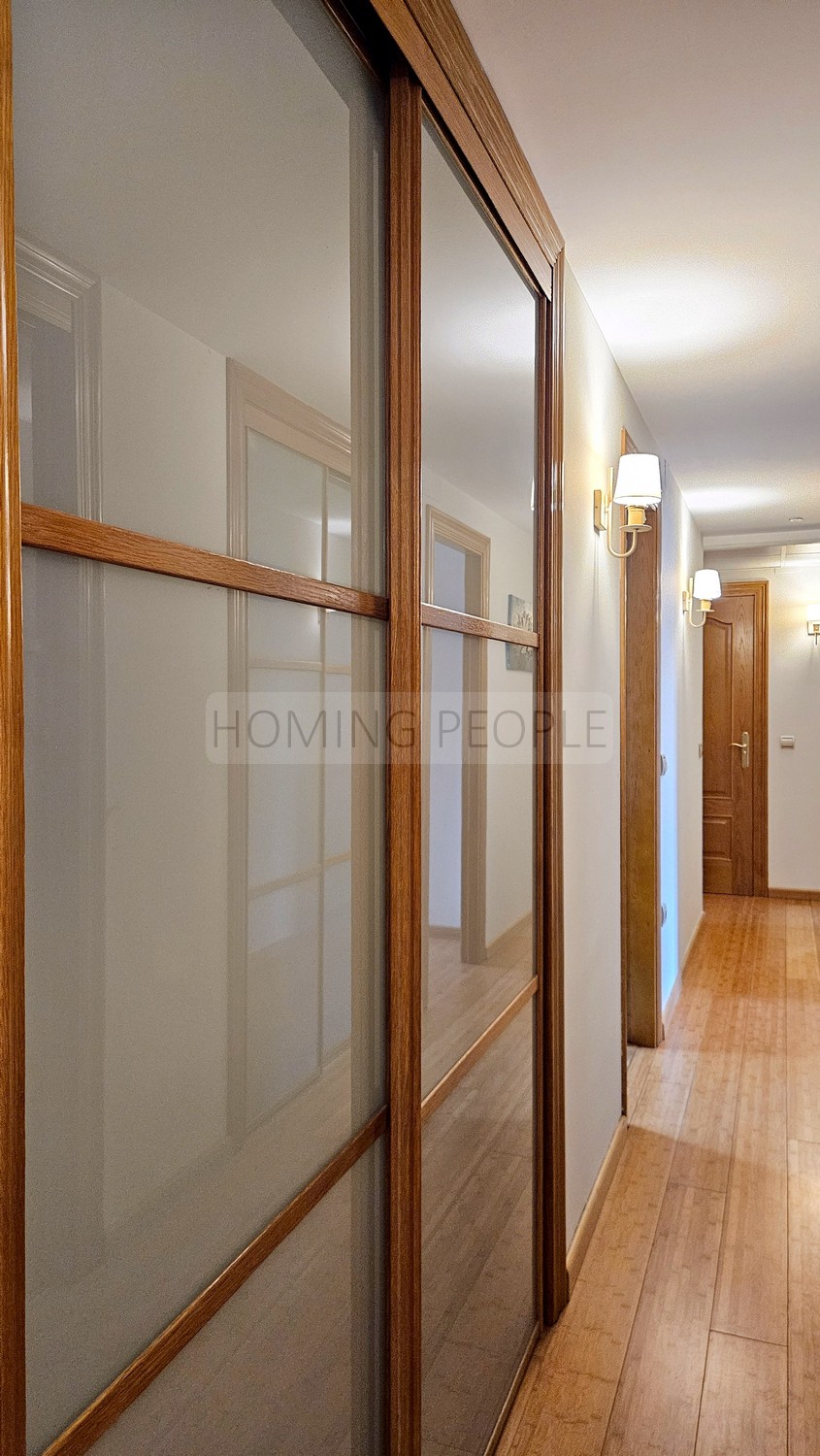 Bright and good quality flat: Spacious and close to the beach and shops.