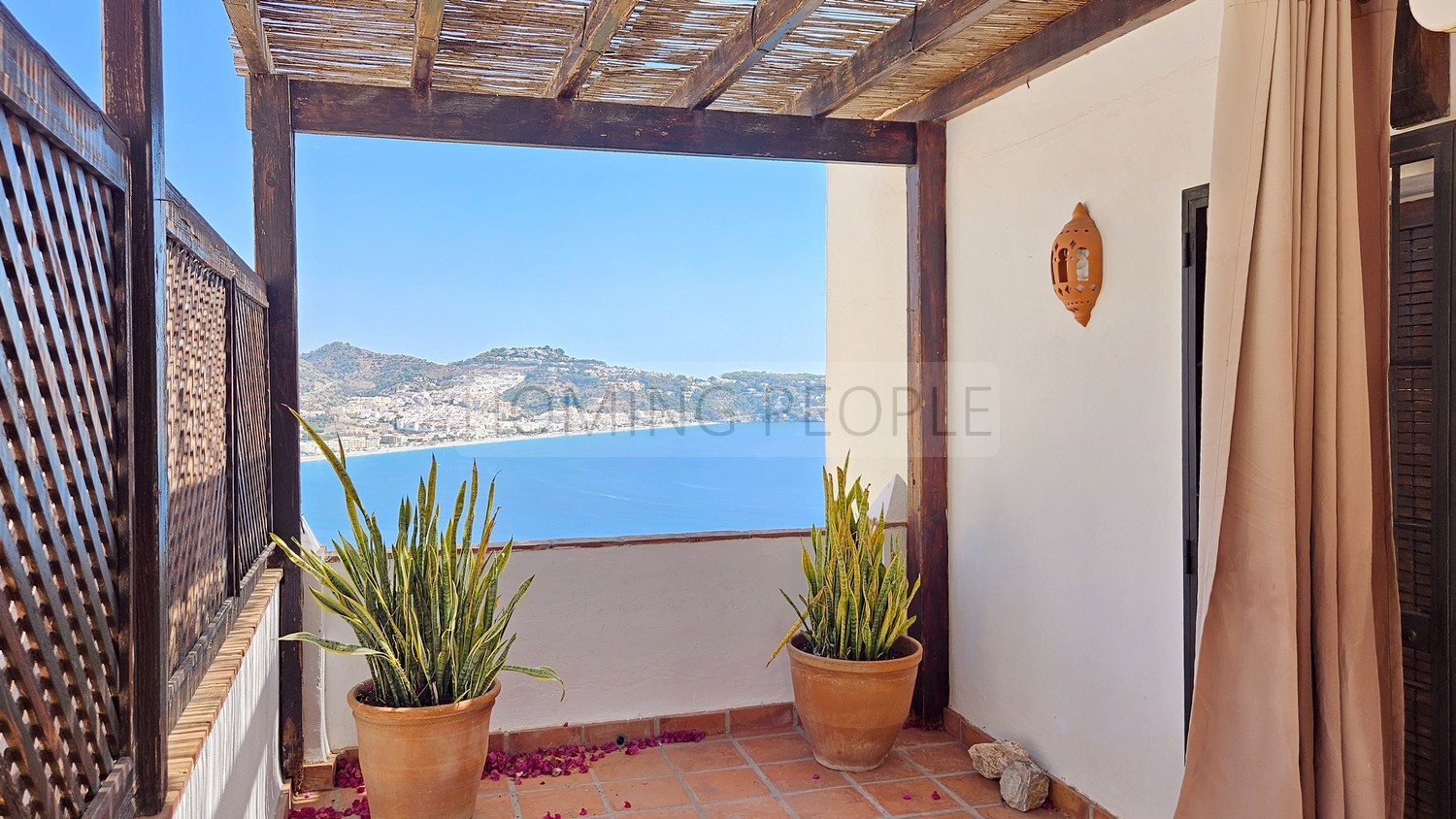 Casa semiadosada con varias terrazas y magníficas vistas a la bahía