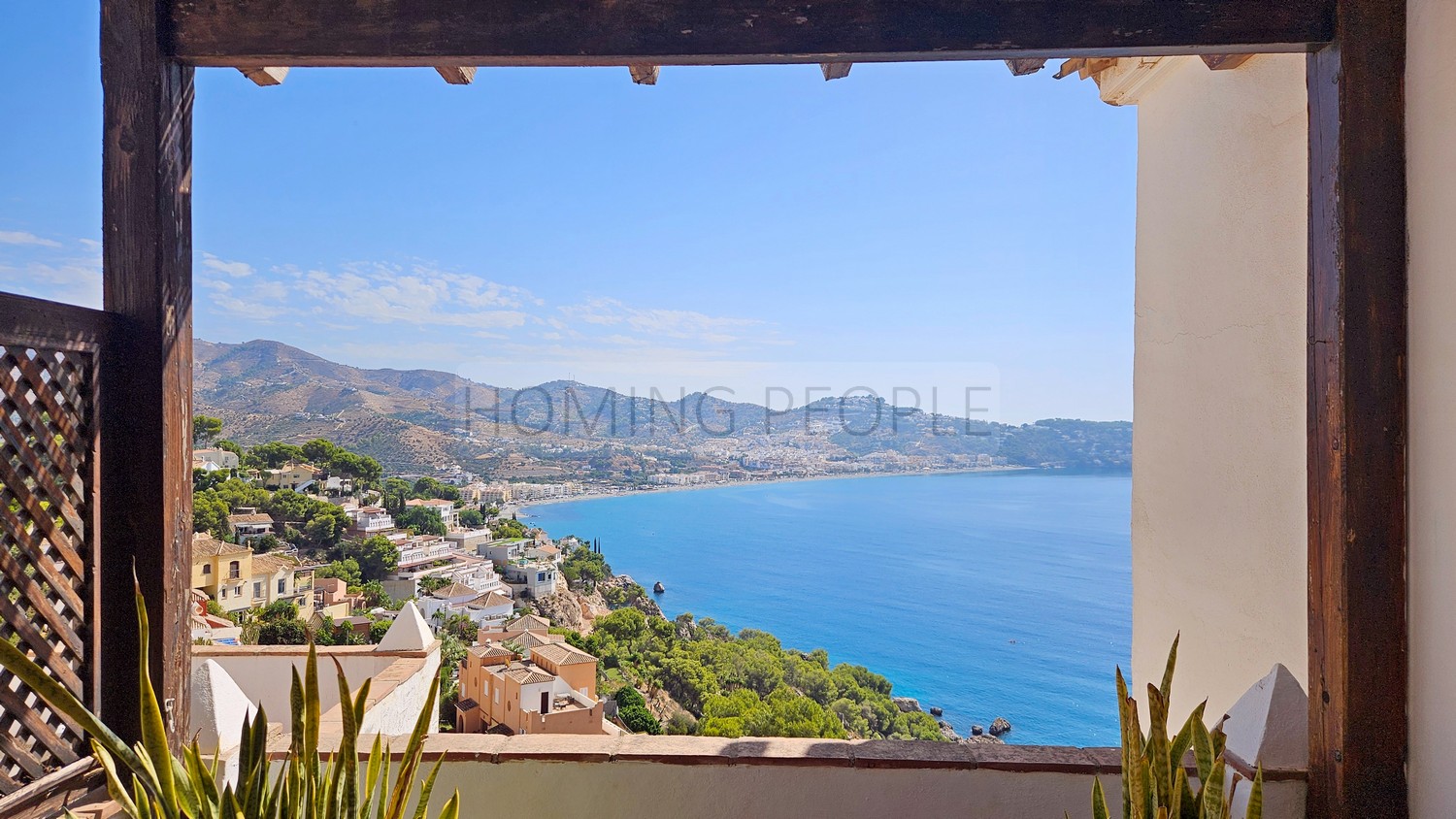 Casa semiadosada con varias terrazas y magníficas vistas a la bahía