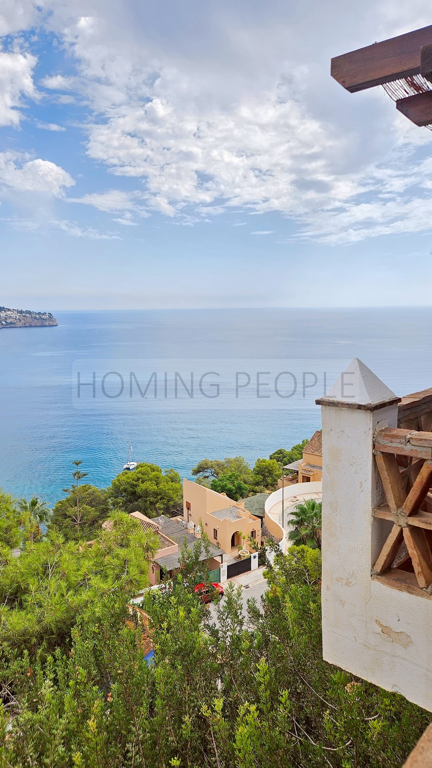Casa semiadosada con varias terrazas y magníficas vistas a la bahía
