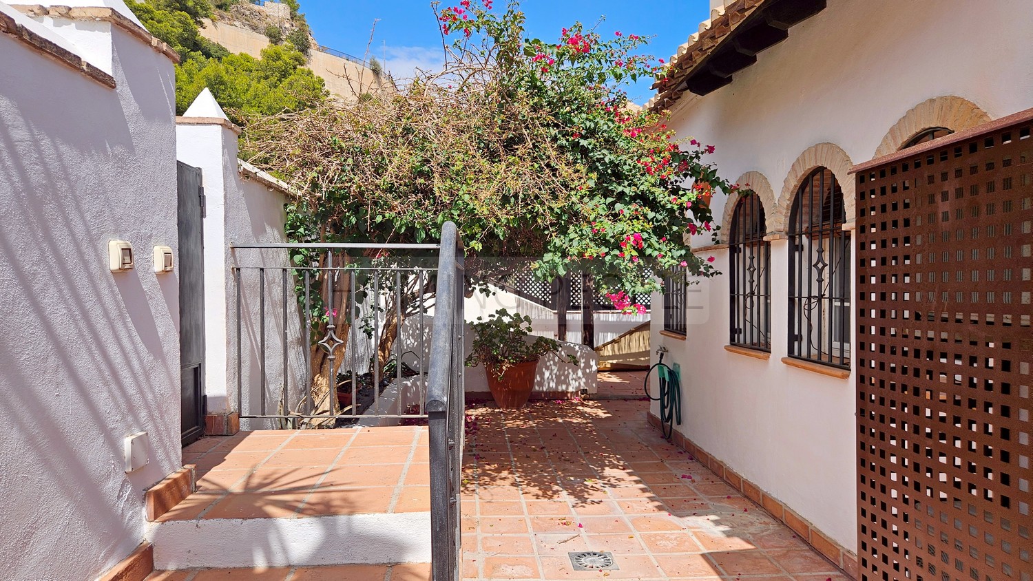 Casa semiadosada con varias terrazas y magníficas vistas a la bahía