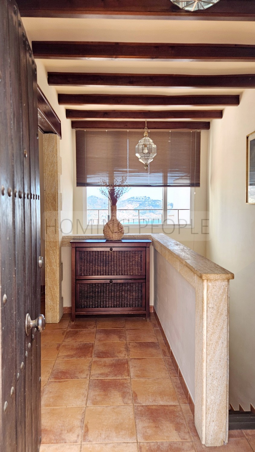 Casa semiadosada con varias terrazas y magníficas vistas a la bahía