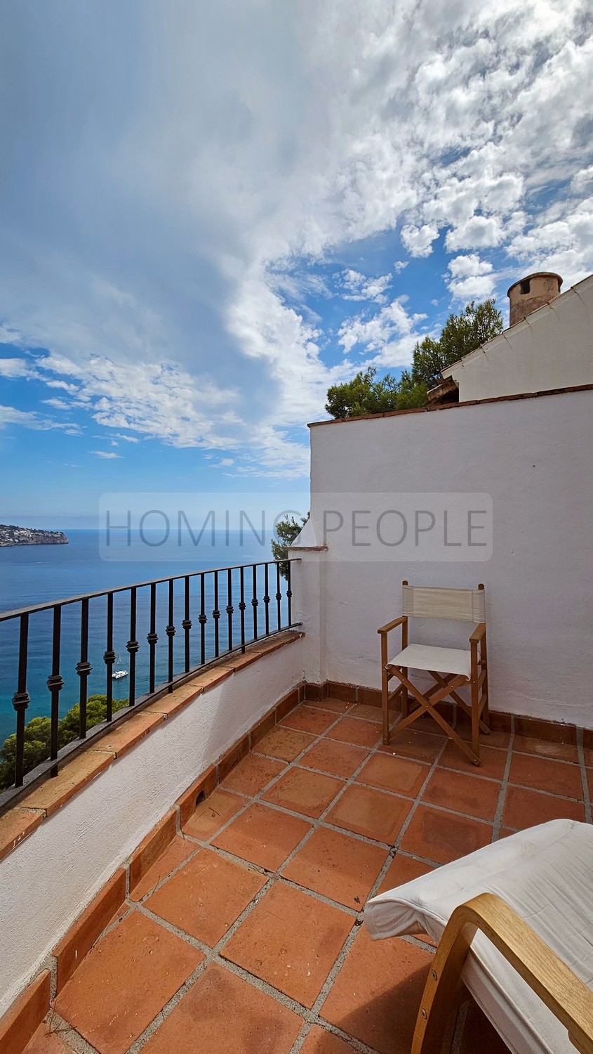 Casa semiadosada con varias terrazas y magníficas vistas a la bahía