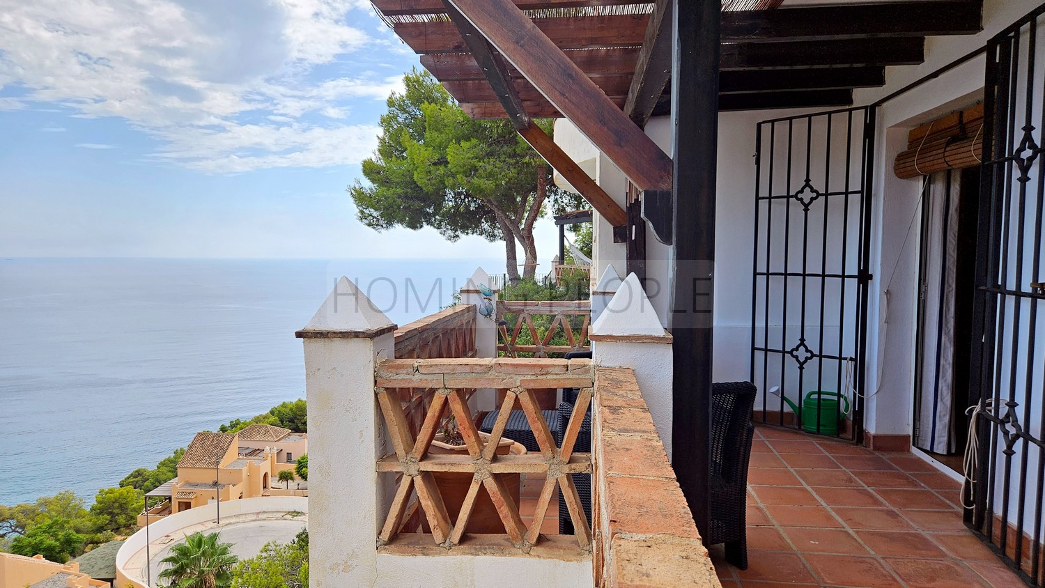 Casa semiadosada con varias terrazas y magníficas vistas a la bahía