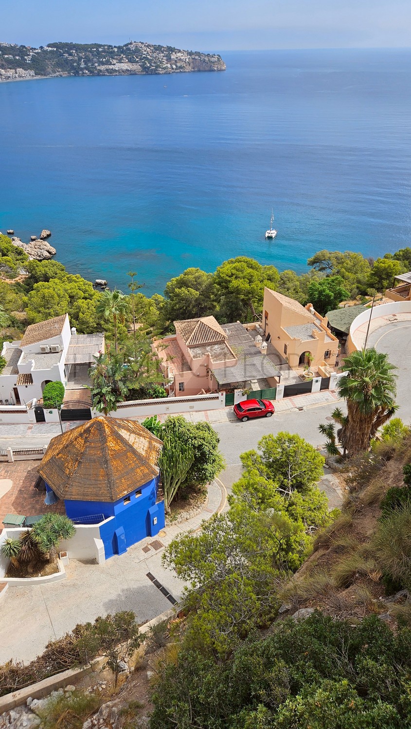Casa semiadosada con varias terrazas y magníficas vistas a la bahía