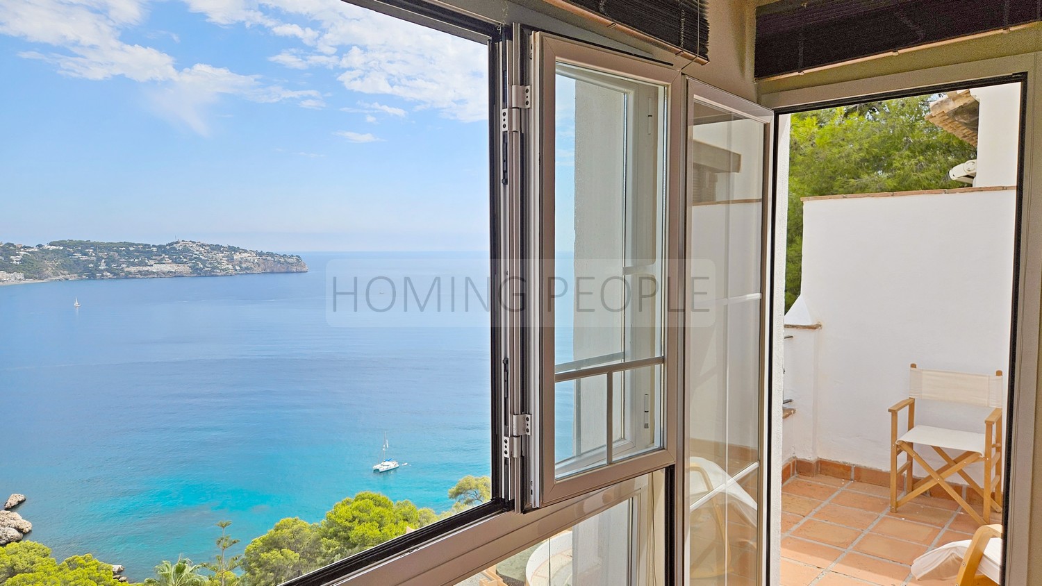 Casa semiadosada con varias terrazas y magníficas vistas a la bahía