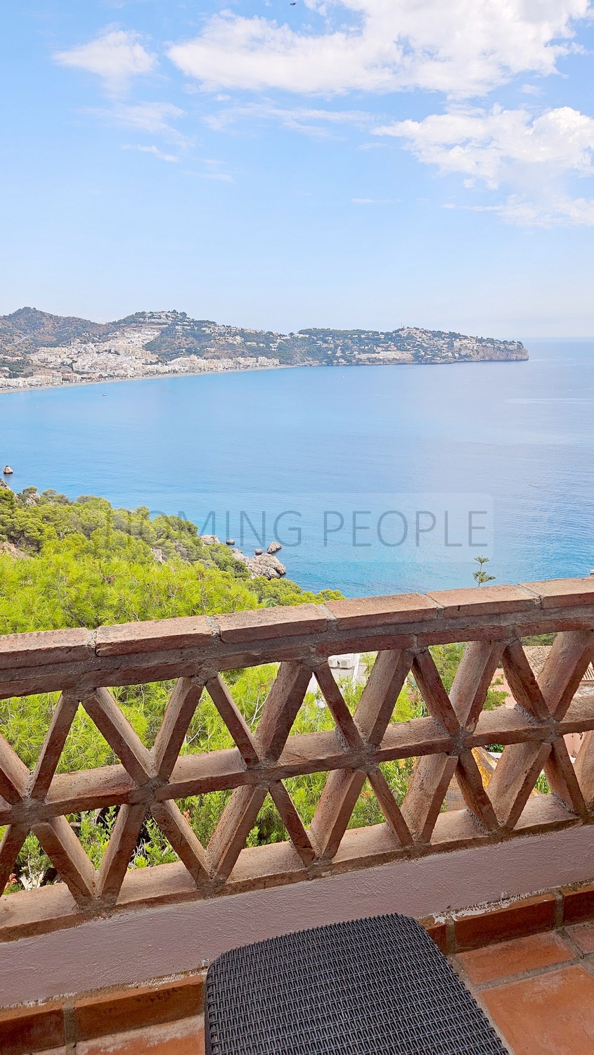 Casa semiadosada con varias terrazas y magníficas vistas a la bahía
