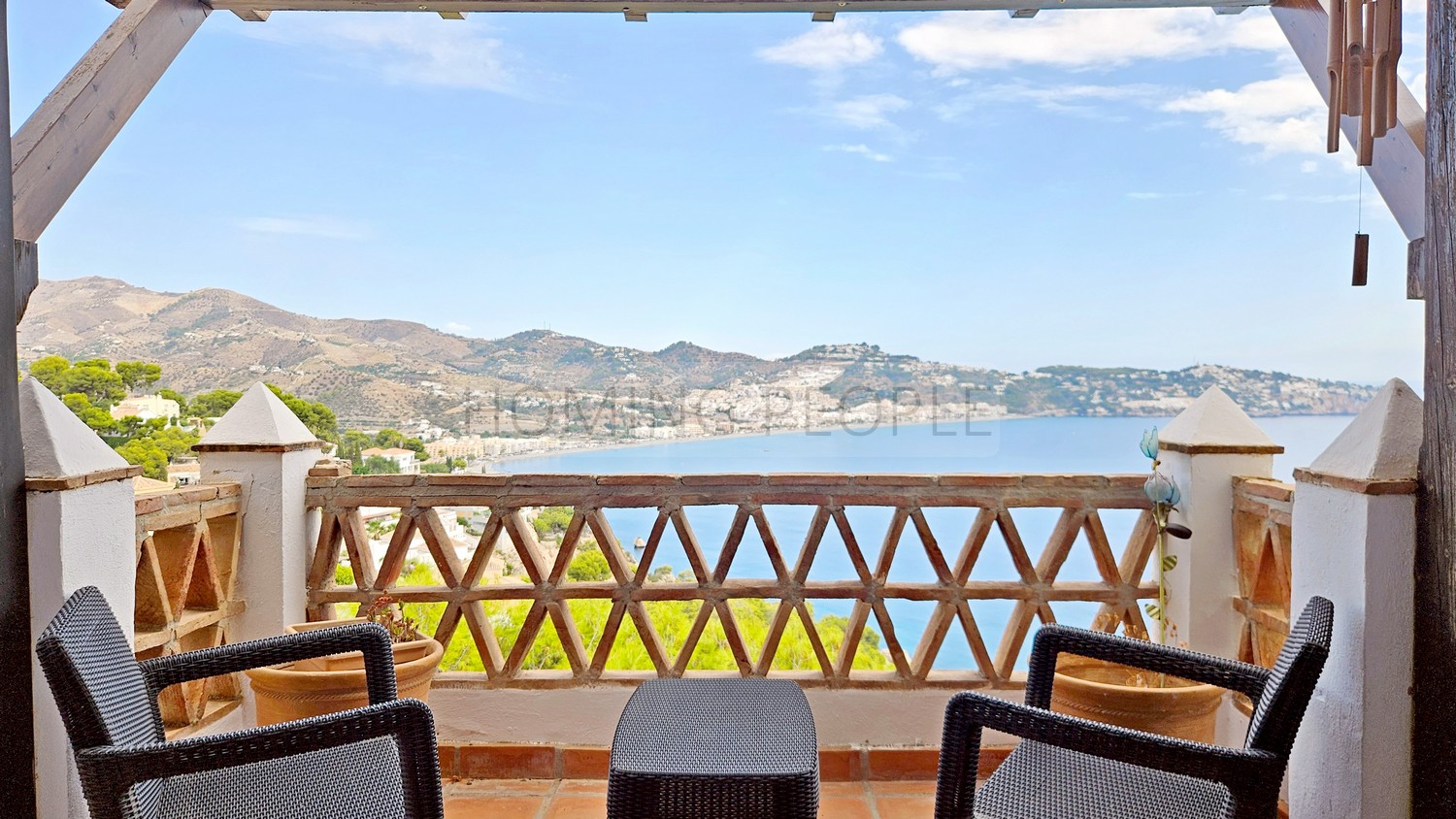 Casa semiadosada con varias terrazas y magníficas vistas a la bahía