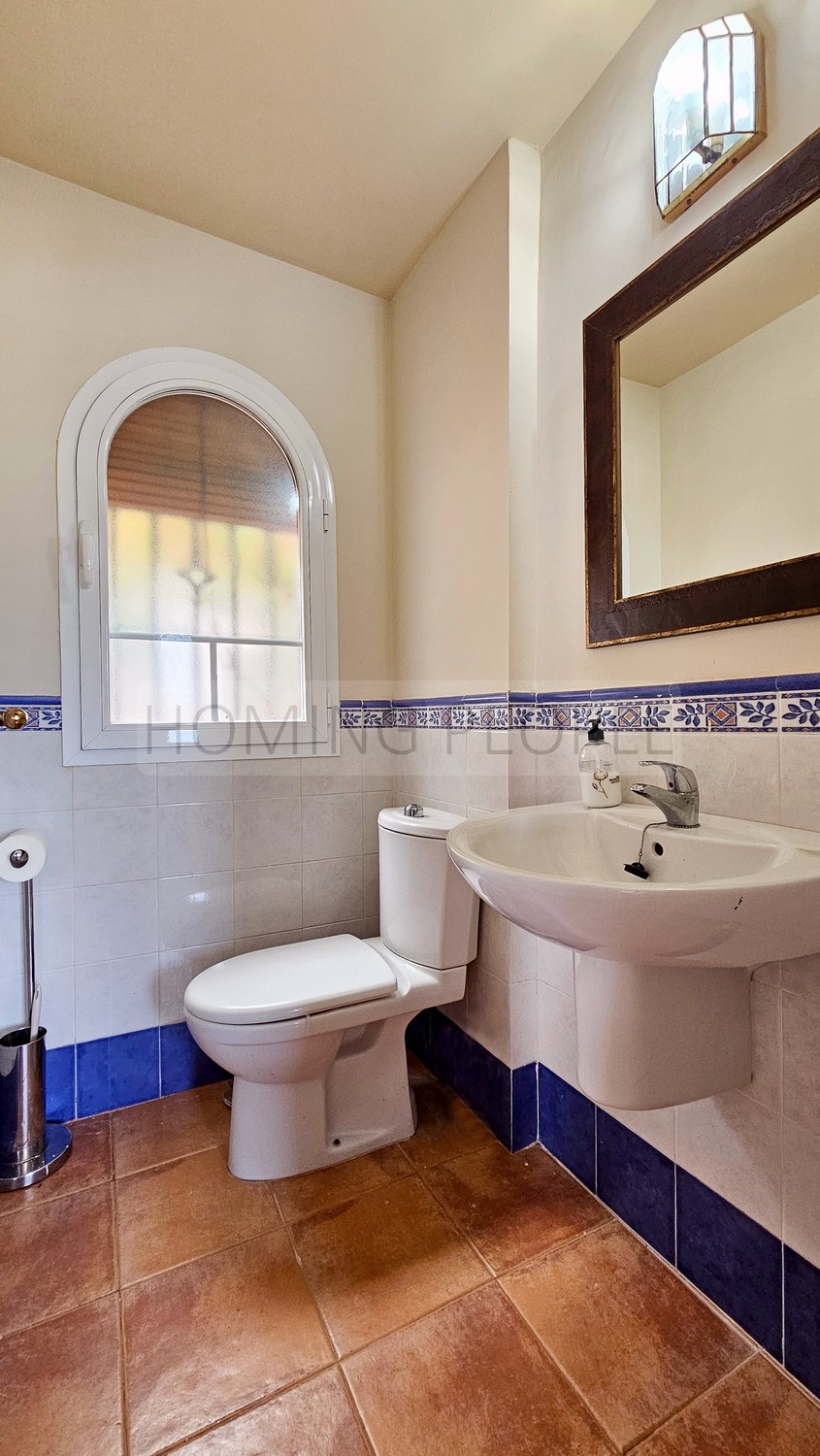 Casa semiadosada con varias terrazas y magníficas vistas a la bahía