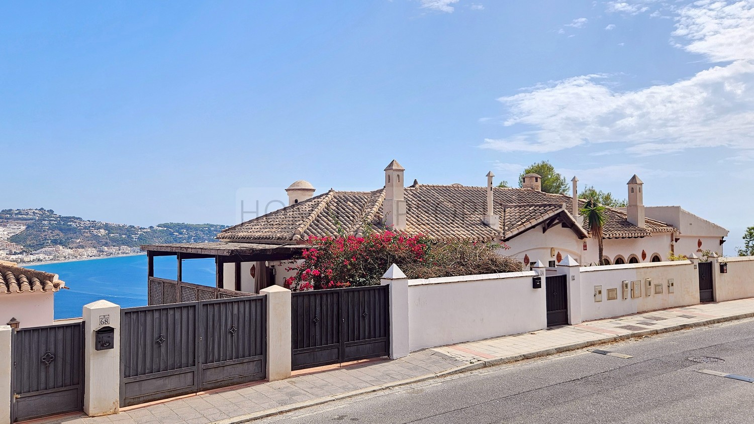 Casa semiadosada con varias terrazas y magníficas vistas a la bahía